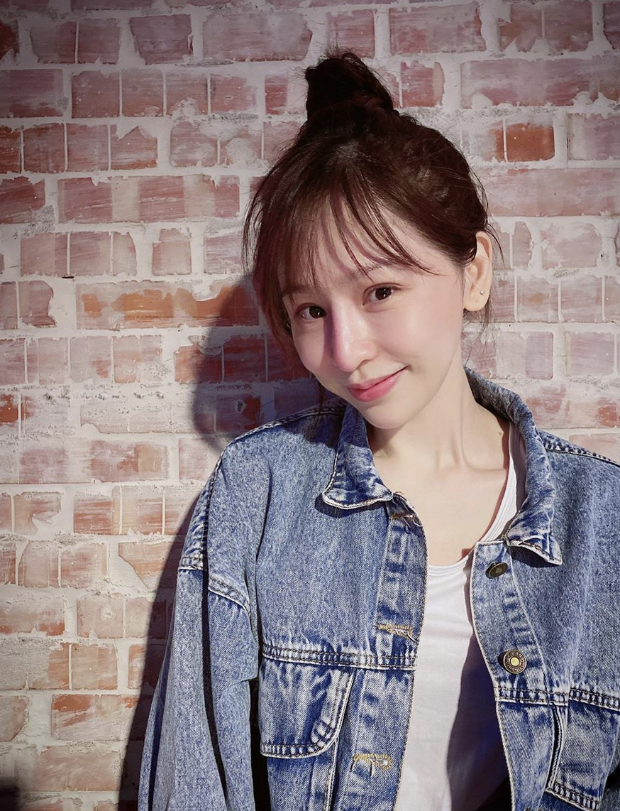 王心凌晒运动后素颜照 扎丸子头浅笑少女感十足